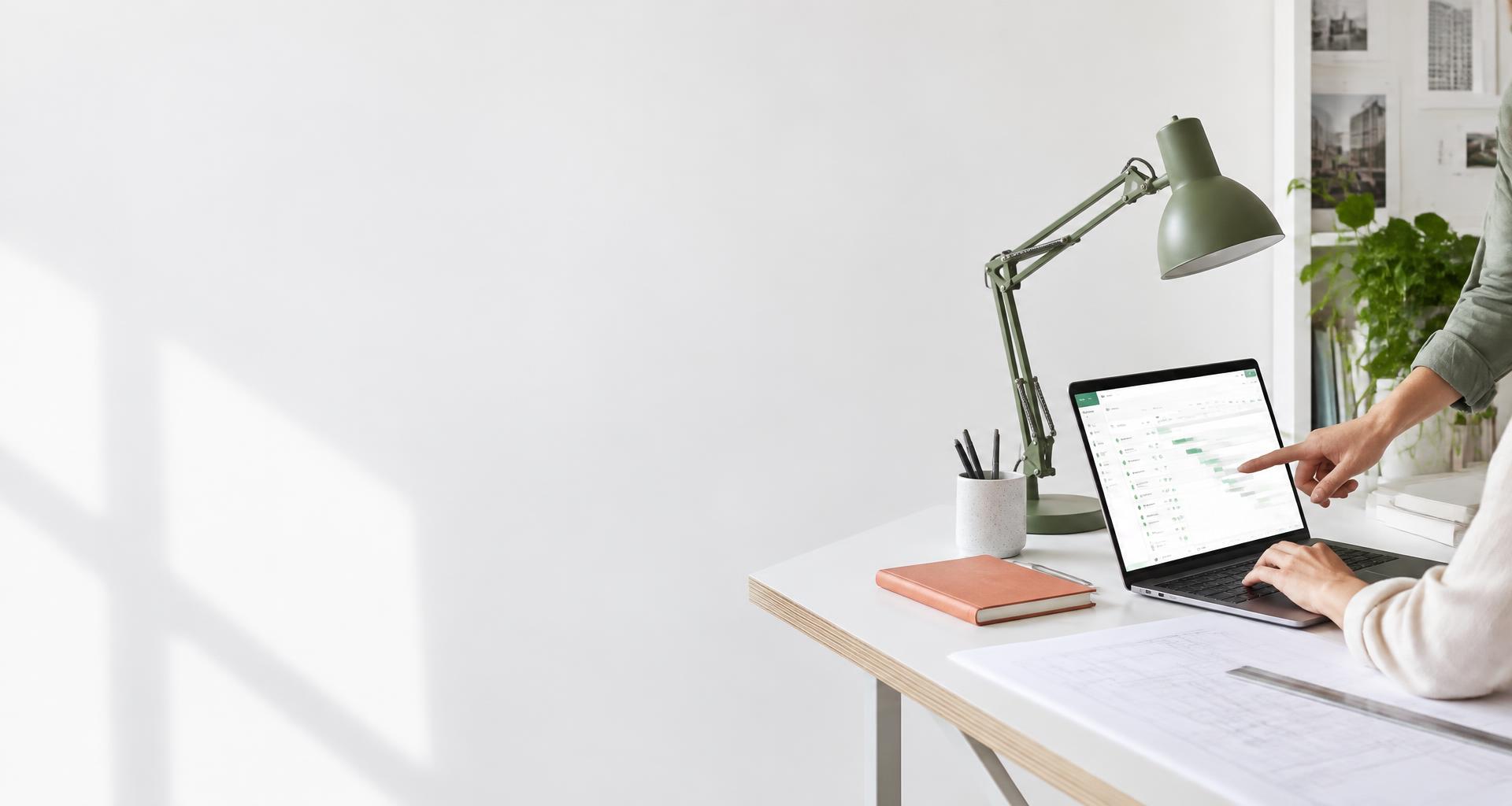 Pessoas alinhando um projeto em uma mesa de trabalho